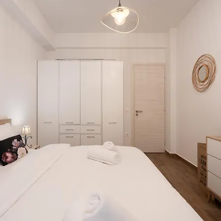 Elegant & Fresh In Hip Pagrati, Apartment Athens