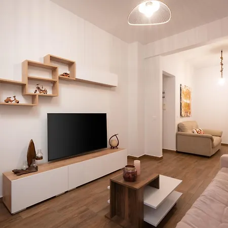 Elegant & Fresh In Hip Pagrati, Apartment Athens